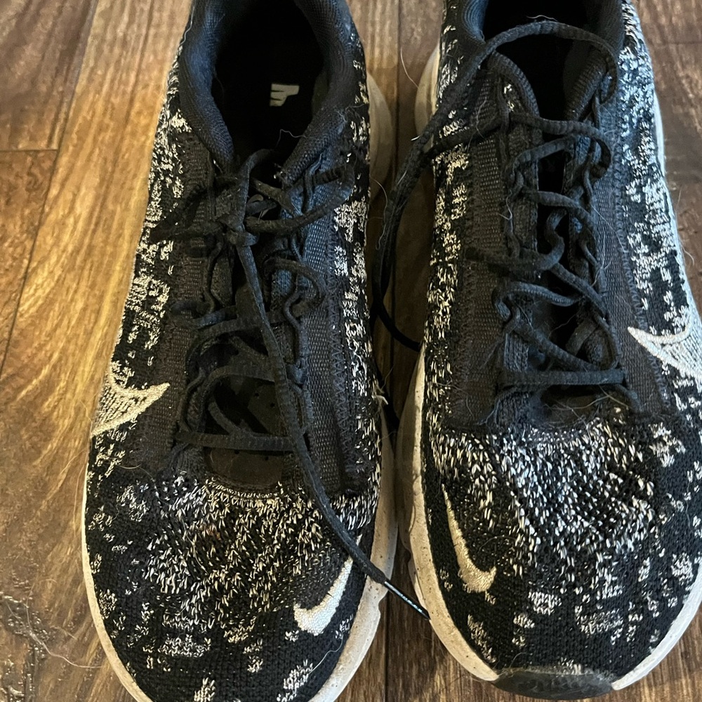 Nike women’s black and silver Running Shoes